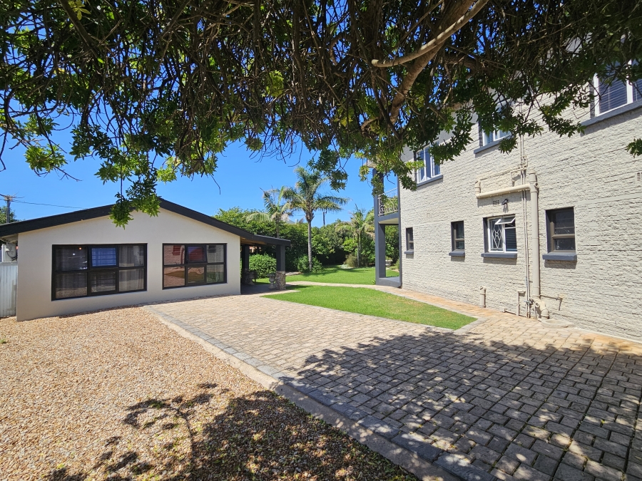 9 Bedroom Property for Sale in Wavecrest Eastern Cape